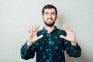 Sakallı bir adam çılgın bir korku hareketi.