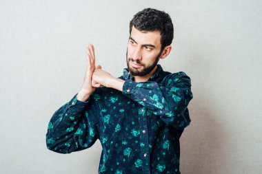 Avucunda yumruğu olan sakallı adam.