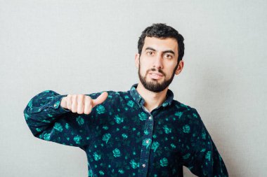 Genç, sıradan bir adam takla atıyor.