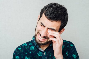 Ağlayan sakallı bir adamın portresi.