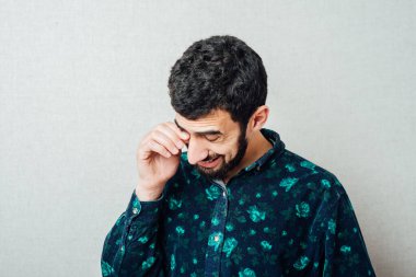 Ağlayan sakallı bir adamın portresi.