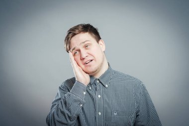 Stüdyoda ciddi bir genç adam