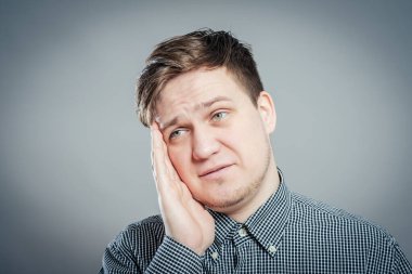 Stüdyoda ciddi bir genç adam