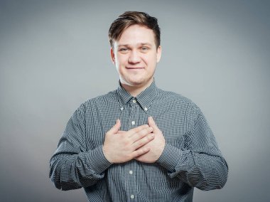 Eli yüreğinde bir adam yemin ediyor.