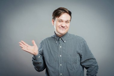 Yüzünde bir gülümseme ve kolları açık genç bir adam.