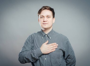 Eli yüreğinde bir adam yemin ediyor.