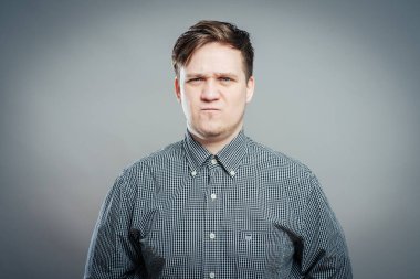 Stüdyoda ciddi bir genç adam