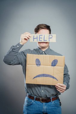 Yardım metniyle kağıt tutan adam
