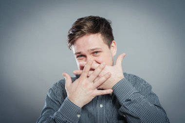 Genç bir adam kaba şakalar yapıyor.