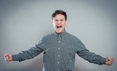 Stüdyoda ciddi bir genç adam