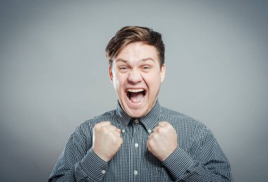 Stüdyoda ciddi bir genç adam