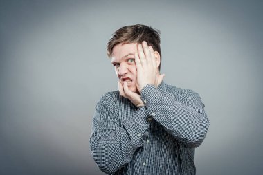 Genç adam korkmuş görünüyor.