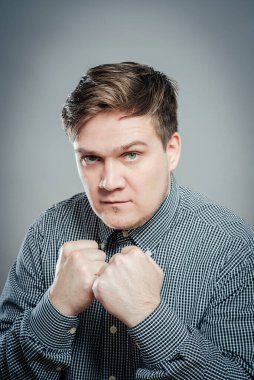 Yumruğunu sıkan Öfkeli Genç Adamın Portresi