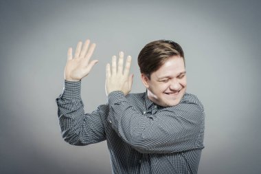 Stüdyoda ciddi bir genç adam