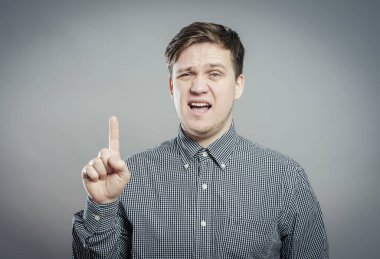 Evreka. Bir fikri olan bir adam parmağını havaya kaldırıyor.