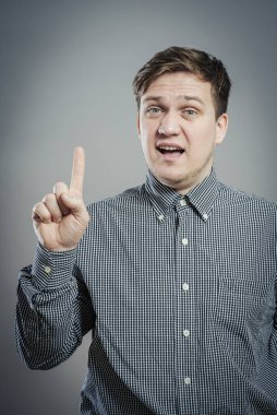 Evreka. Bir fikri olan bir adam parmağını havaya kaldırıyor.