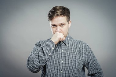 Genç adam, eli yüzü olan düşünür.