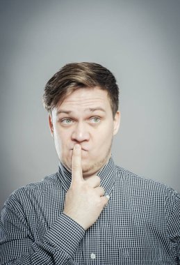 Genç ve rahat düşünen bir adam.