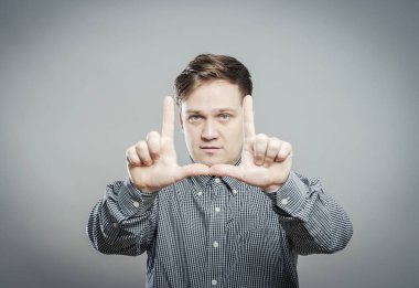 Yöneticinin elleriyle yaptığı çerçeveye odaklan.