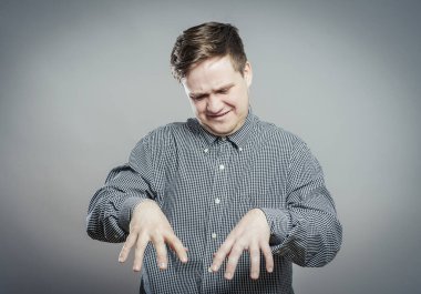 Stüdyoda ciddi bir genç adam