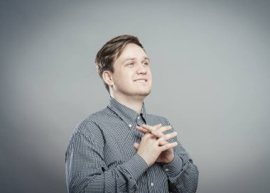 Genç adam bir kuş gibi hareket ediyor.