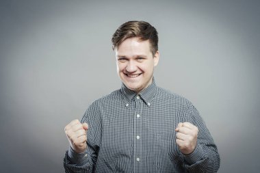 Genç adam zaferi kutluyor