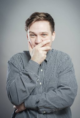 Eli ağızda genç bir adamın portresi.