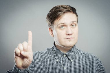 İşaret parmağıyla işaret eden bir adam