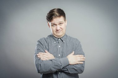 Genç adam kameraya bakıyor.?