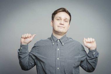 Stüdyoda poz veren genç adam