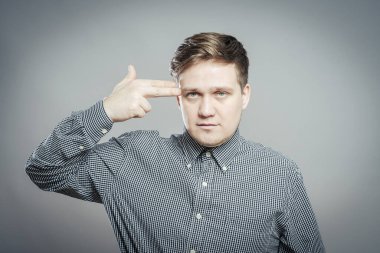 Genç adam hayali bir silahla intihar ediyor.