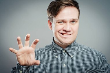 Genç adam birini korkutmaya çalışıyor.