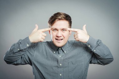 Genç adam hayali bir silahla intihar ediyor.