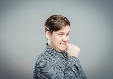 Tırnaklarını yiyen endişeli bir adam.