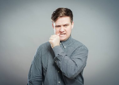 Tırnaklarını yiyen endişeli bir adam.