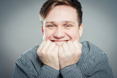 Başarılı çekici adam poz veriyor ve gülümsüyor.