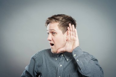 Konuşmalara kulak misafiri olan genç adam.