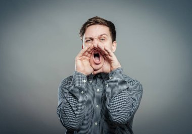 Stüdyoda poz veren genç adam