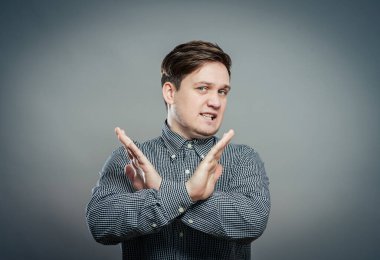 Stüdyoda poz veren genç adam