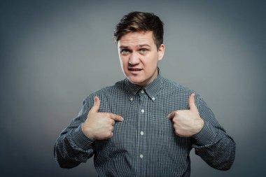 Adam parmağını gösteriyor.