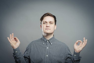 Stüdyoda poz veren genç adam