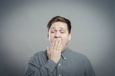 Stüdyoda poz veren genç adam