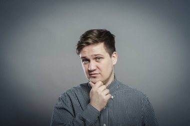 Genç ve rahat düşünen bir adam.