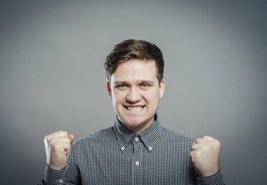 Stüdyoda poz veren genç adam