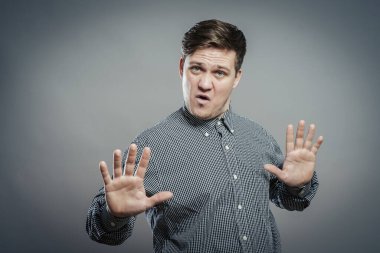 Savunmadaki korkmuş adam el kol hareketi yapıyor.