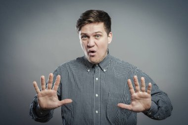 Savunmadaki korkmuş adam el kol hareketi yapıyor.