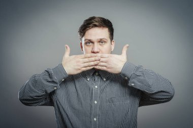 adam ağzını kapsayan