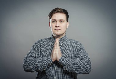 Elleri Kapalı Dua Eden Adam