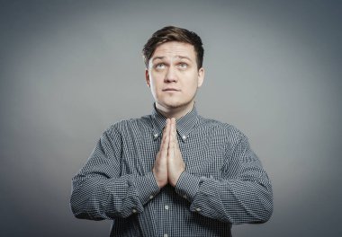 Elleri Kapalı Dua Eden Adam