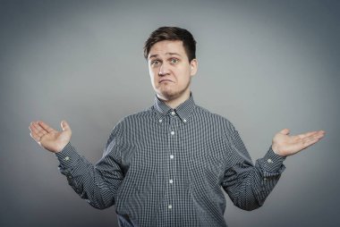 Kavrayamayan bir adam kollarını yanlara açtı..